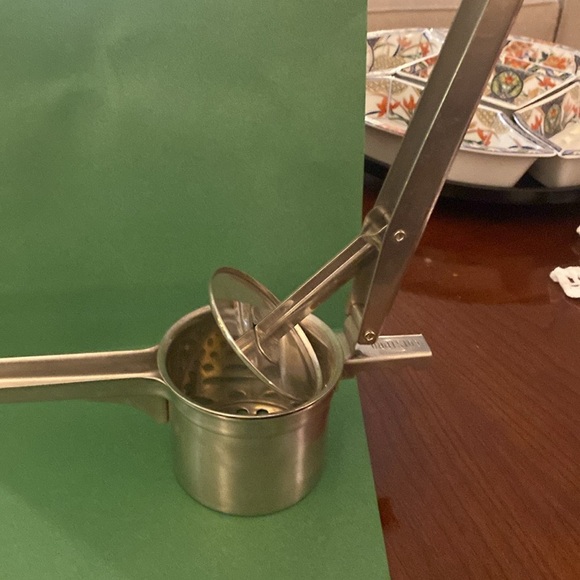 Cuisipro 18/10 Stainless Steel Ricer Potato Masher and Baby food masher - Picture 2 of 7